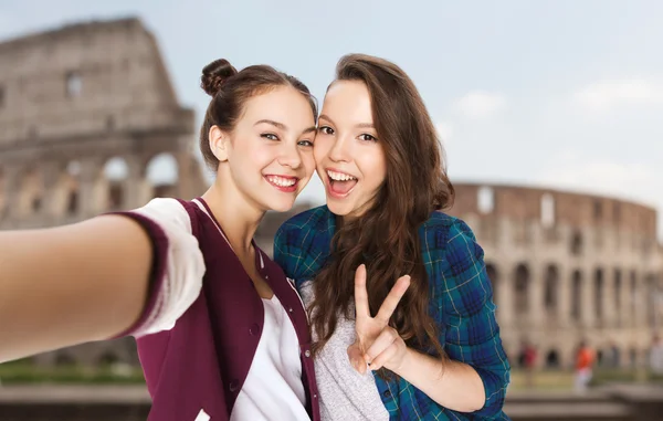 Amici prendendo selfie oltre coliseum — Foto Stock