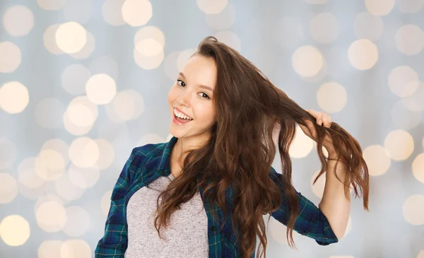 Glücklich Teenager Mädchen hält Strähne ihres Haares — Stockfoto