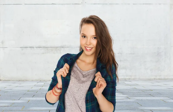 Glücklich lächelnd hübsches Teenager-Mädchen — Stockfoto