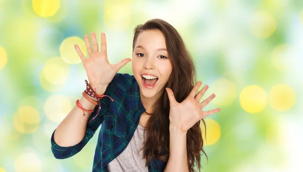 Feliz riendo bonita adolescente mostrando manos — Foto de Stock