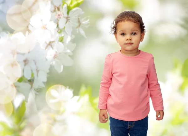 Belle petite fille sur les fleurs de cerisier — Photo