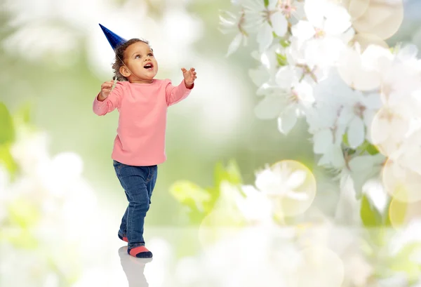 Heureuse petite fille avec chapeau de fête d'anniversaire — Photo