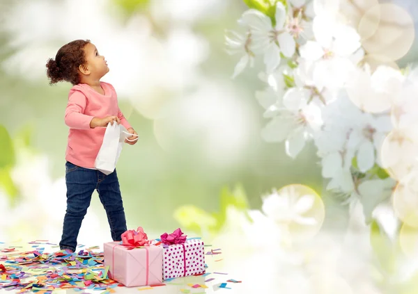 Счастливая маленькая девочка с подарками на день рождения — стоковое фото