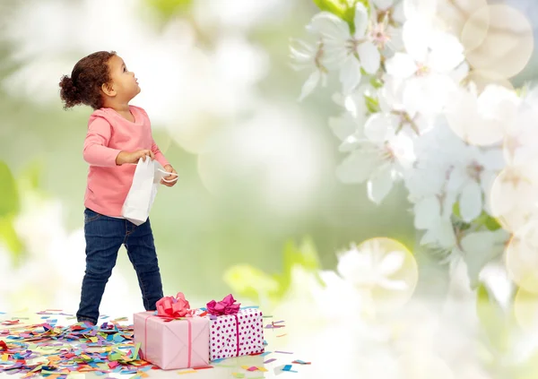 Menina pequena feliz com presentes de aniversário — Fotografia de Stock