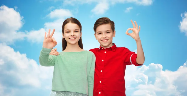 Menino feliz e menina mostrando ok sinal de mão — Fotografia de Stock