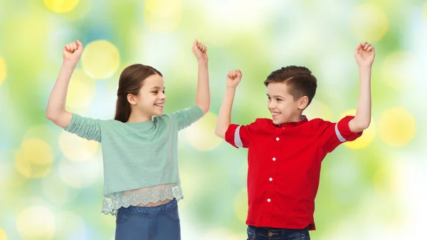 Feliz niño y niña celebrando la victoria — Foto de Stock