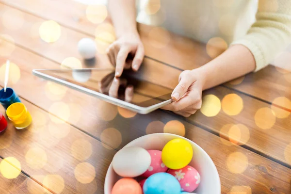 Close up of woman with tablet pc and easter eggs — Stock Photo, Image