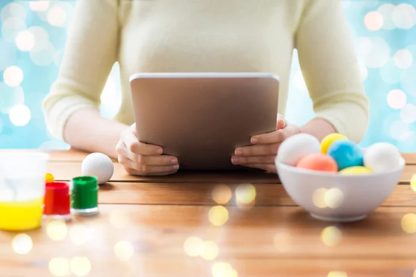 Primer plano de la mujer con la tableta PC y huevos de Pascua — Foto de Stock