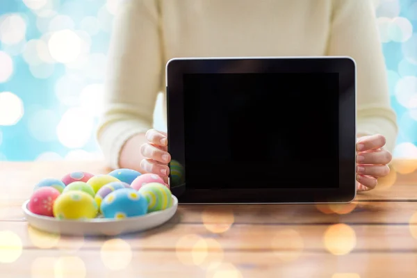 Primo piano della donna con tablet pc e uova di Pasqua — Foto Stock