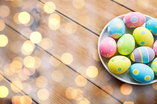 Primer plano de huevos de Pascua de colores en el plato — Foto de Stock