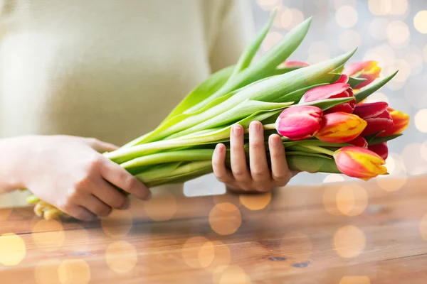 Gros plan de la femme tenant des fleurs de tulipes — Photo