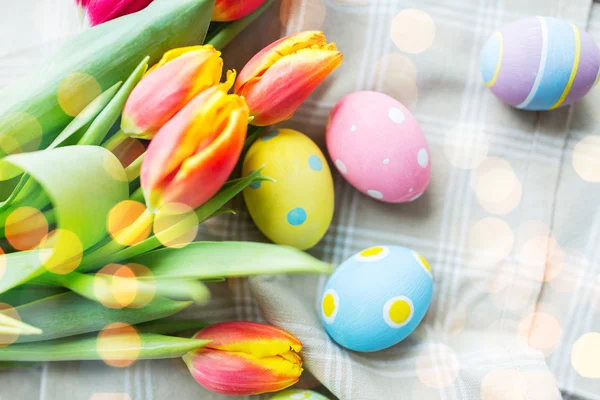 复活节彩蛋和花的特写 — 图库照片
