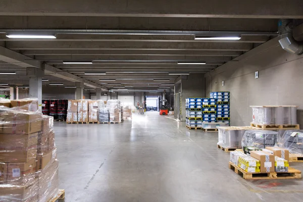 Forklift loader and boxes at warehouse — Φωτογραφία Αρχείου