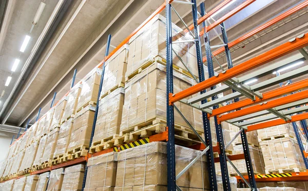 Cargo boxes storing at warehouse shelves — Stock Photo, Image