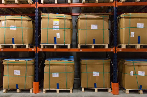 Caixas de carga que armazenam nas prateleiras do armazém — Fotografia de Stock