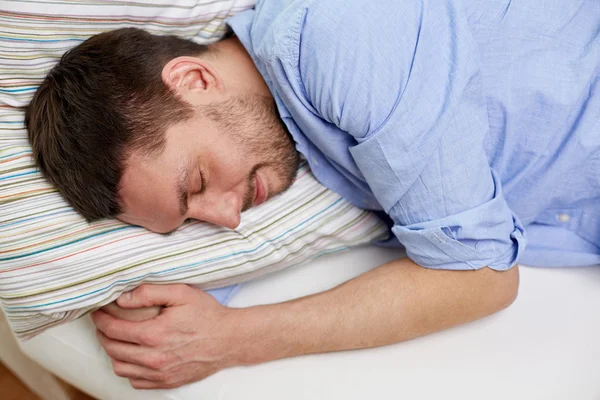 Primer plano de joven feliz durmiendo en casa —  Fotos de Stock