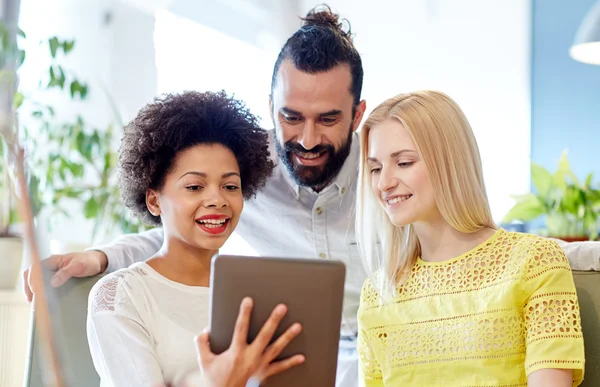 Équipe créative heureuse avec tablette PC au bureau — Photo