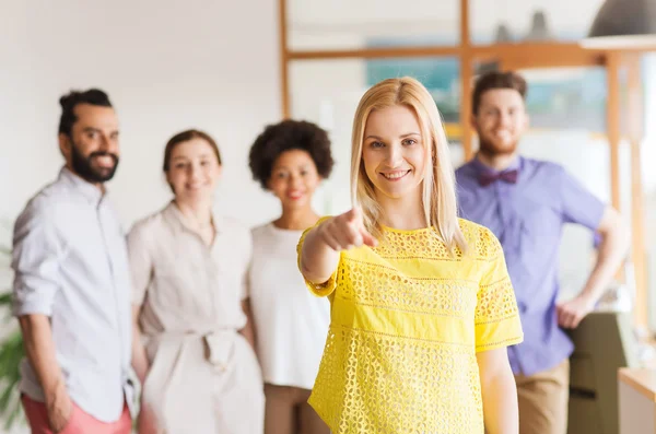 Frau zeigt über kreatives Büro-Team auf Sie — Stockfoto