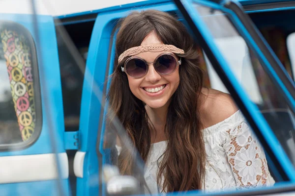 Sorrindo jovem hippie mulher em minivan carro — Fotografia de Stock