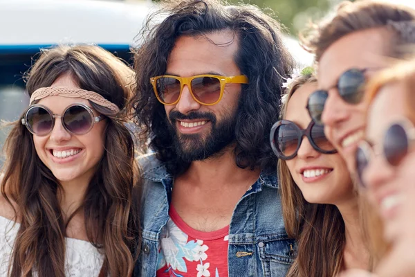 Smiling young hippie friends over minivan car — Stock Photo, Image