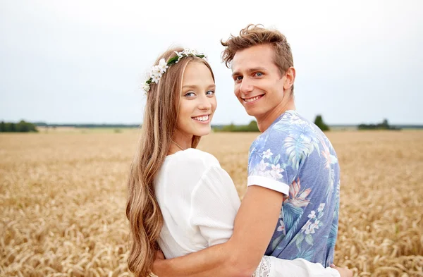 Heureux sourire jeune hippie couple à l'extérieur — Photo