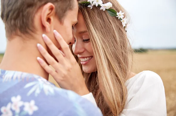 Gelukkig lachend jonge hippie paar buitenshuis — Stockfoto