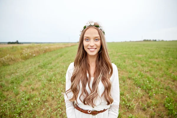 Sorridente giovane hippie donna sul campo di cereali — Foto Stock