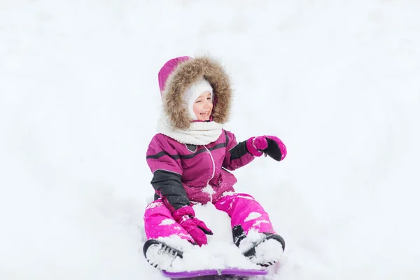 Ευτυχισμένο παιδάκι στο έλκηθρο σε εξωτερικούς χώρους τον χειμώνα — Φωτογραφία Αρχείου