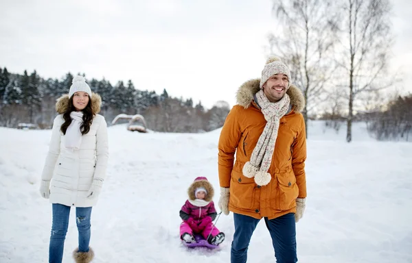Lycklig familj med släde promenader i vinter utomhus — Stockfoto