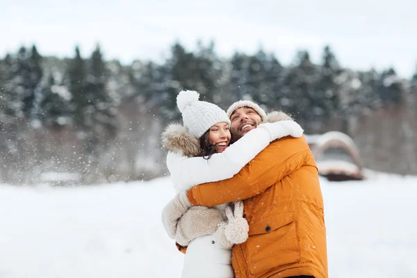 Feliz casal abraçando e rindo no inverno — Fotografia de Stock