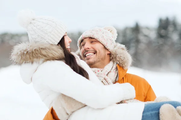 Casal feliz ao ar livre no inverno — Fotografia de Stock