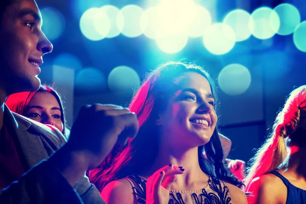 Amigos sonrientes bailando en el club —  Fotos de Stock