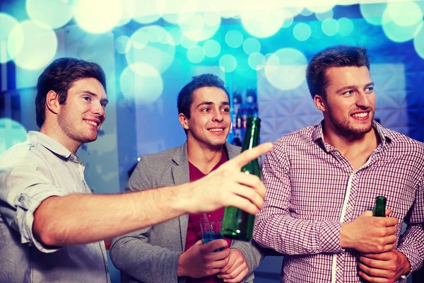 群的男性朋友在夜总会喝啤酒 — 图库照片