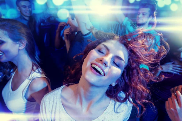 Amigos sonrientes bailando en el club — Foto de Stock