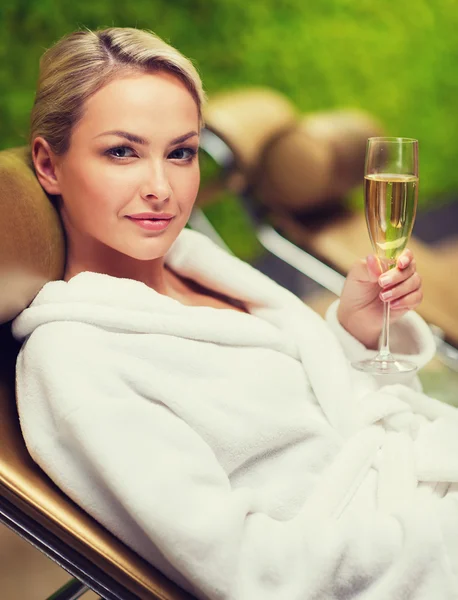 Schöne junge Frau trinkt Champagner im Wellnessbereich — Stockfoto