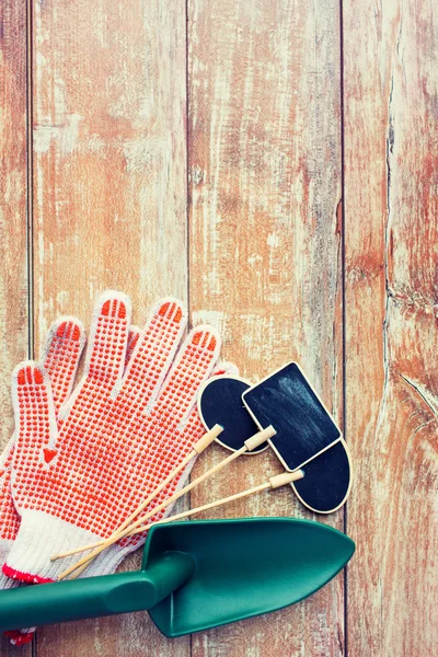 Close up of trowel, nameplates and garden gloves — Stock Photo, Image