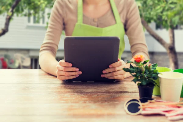 Primer plano de la mujer o jardinero que sostiene la tableta pc —  Fotos de Stock