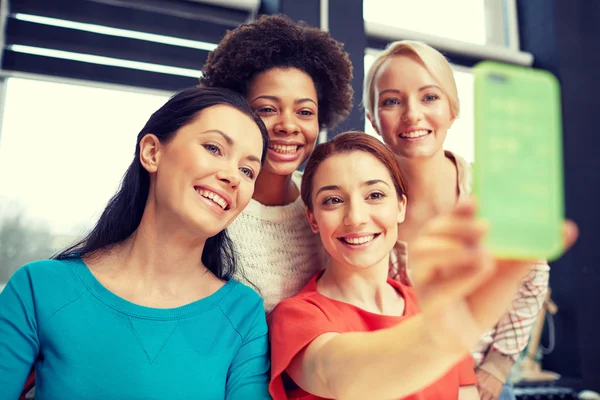 Mujeres jóvenes felices tomando selfie con teléfono inteligente —  Fotos de Stock