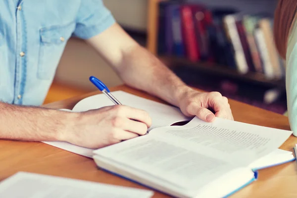 Närbild på student händer skriver till notebook — Stockfoto