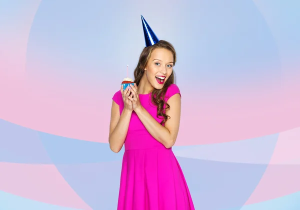 Šťastná žena nebo dospívající dívka s narozeninovým cupcake — Stock fotografie