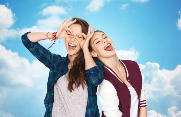 Feliz sorrindo muito adolescentes meninas se divertindo — Fotografia de Stock