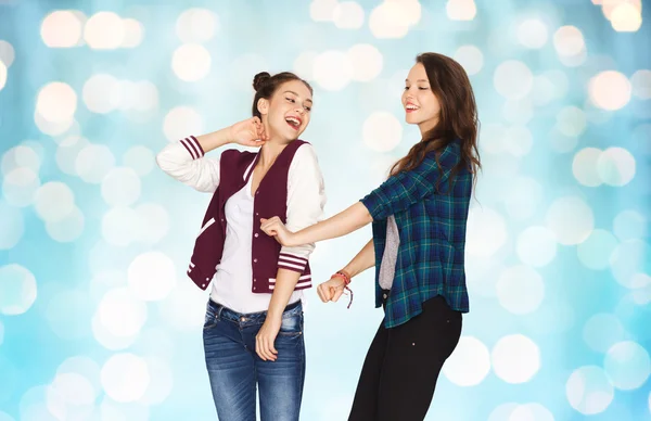 Glada leende ganska tonåriga tjejer dansa — Stockfoto