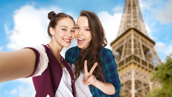 Amigos felices tomando selfie sobre la torre eiffel —  Fotos de Stock