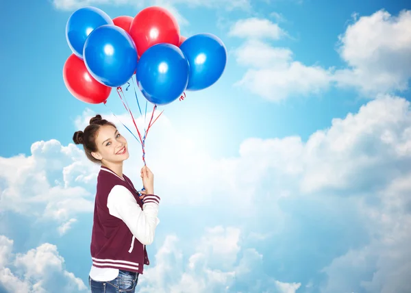 Счастливая девочка-подросток с гелиевыми шариками — стоковое фото