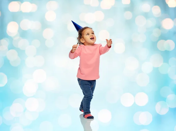Glad liten baby flicka med födelsedag part hatt — Stockfoto