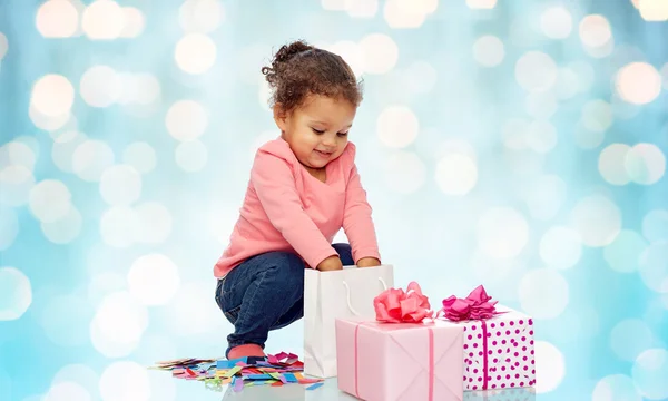 Menina pequena feliz com presentes de aniversário — Fotografia de Stock