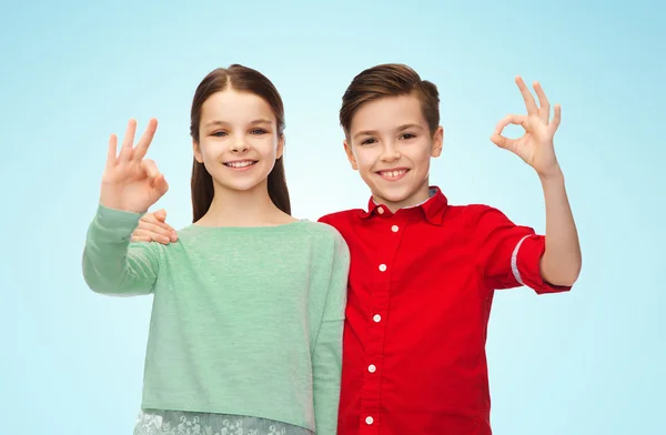 Feliz chico y chica mostrando ok mano signo — Foto de Stock