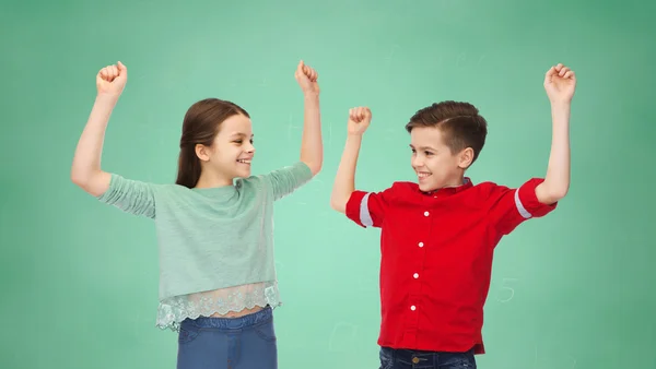 Счастливые мальчик и девочка празднуют победу — стоковое фото