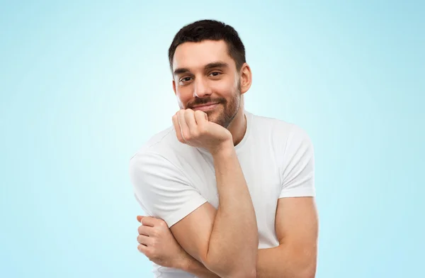 Smiling man over blue background — Stock fotografie