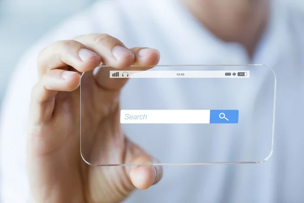 Gros plan de la main avec barre de recherche sur smartphone — Photo